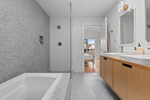 3261 2Nd Avenue W, Vancouver, BC - Indoor Photo Showing Bathroom