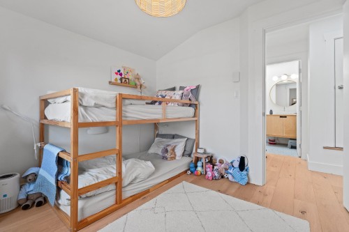 3261 2Nd Avenue W, Vancouver, BC - Indoor Photo Showing Bedroom