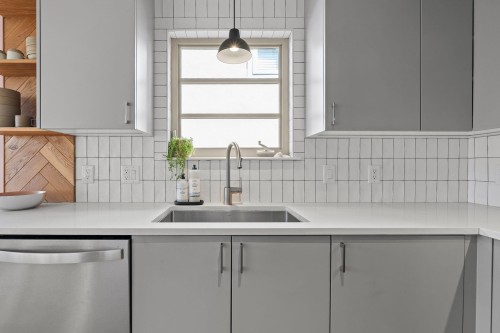 3261 2Nd Avenue W, Vancouver, BC - Indoor Photo Showing Kitchen