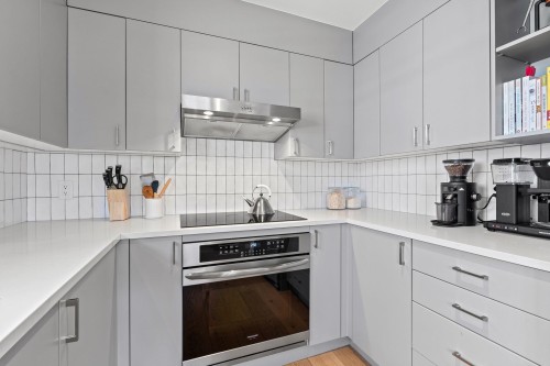 3261 2Nd Avenue W, Vancouver, BC - Indoor Photo Showing Kitchen