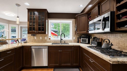 20516 124A Avenue, Maple Ridge, BC - Indoor Photo Showing Kitchen With Double Sink With Upgraded Kitchen