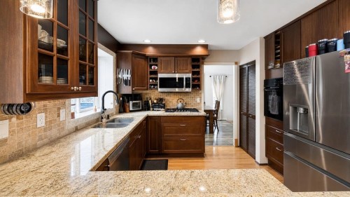 20516 124A Avenue, Maple Ridge, BC - Indoor Photo Showing Kitchen With Double Sink