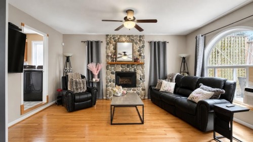20516 124A Avenue, Maple Ridge, BC - Indoor Photo Showing Living Room With Fireplace