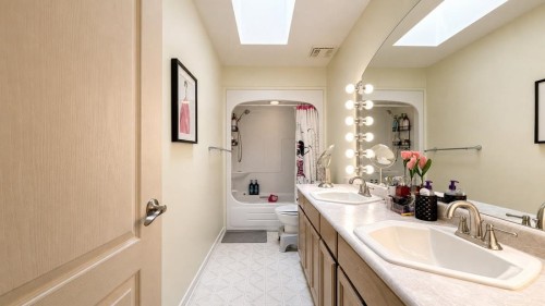 20516 124A Avenue, Maple Ridge, BC - Indoor Photo Showing Bathroom