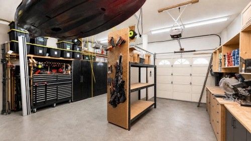 20516 124A Avenue, Maple Ridge, BC - Indoor Photo Showing Garage