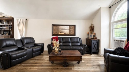 20516 124A Avenue, Maple Ridge, BC - Indoor Photo Showing Living Room