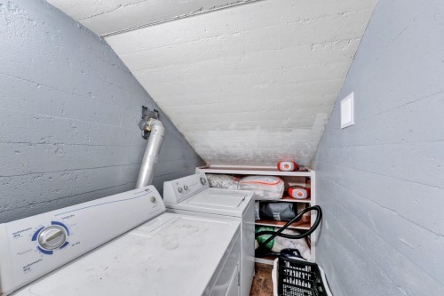 1075 Ruthina Avenue, North Vancouver, BC - Indoor Photo Showing Laundry Room