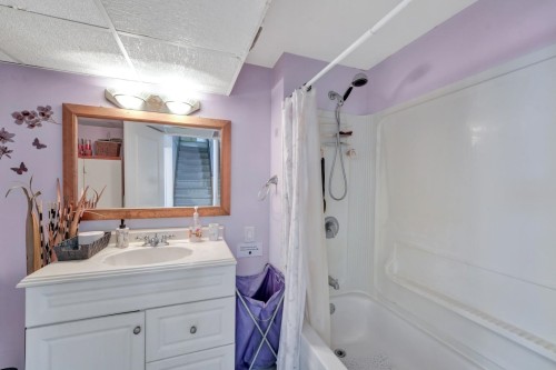 1075 Ruthina Avenue, North Vancouver, BC - Indoor Photo Showing Bathroom