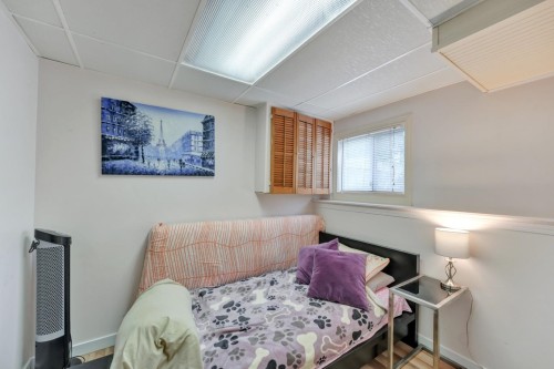 1075 Ruthina Avenue, North Vancouver, BC - Indoor Photo Showing Bedroom