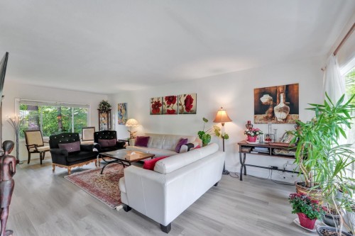 1075 Ruthina Avenue, North Vancouver, BC - Indoor Photo Showing Living Room