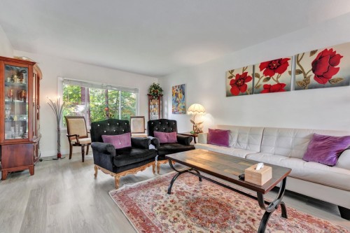 1075 Ruthina Avenue, North Vancouver, BC - Indoor Photo Showing Living Room