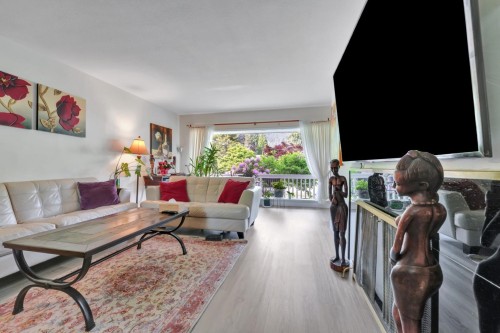 1075 Ruthina Avenue, North Vancouver, BC - Indoor Photo Showing Living Room