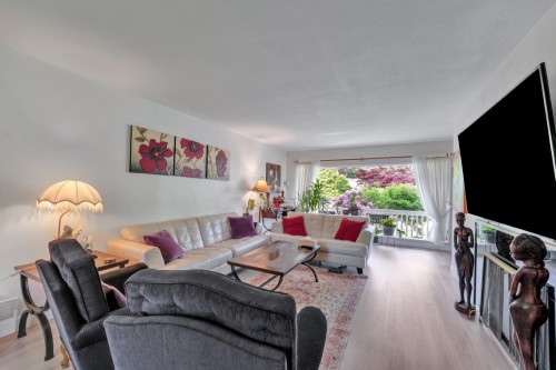 1075 Ruthina Avenue, North Vancouver, BC - Indoor Photo Showing Living Room