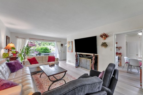 1075 Ruthina Avenue, North Vancouver, BC - Indoor Photo Showing Living Room