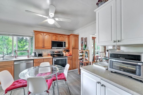 1075 Ruthina Avenue, North Vancouver, BC - Indoor Photo Showing Kitchen