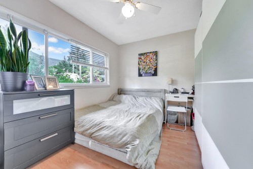 1075 Ruthina Avenue, North Vancouver, BC - Indoor Photo Showing Bedroom