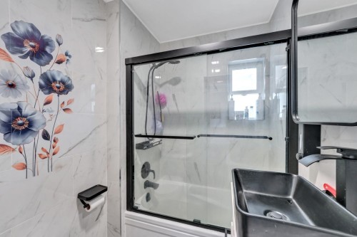 1075 Ruthina Avenue, North Vancouver, BC - Indoor Photo Showing Bathroom