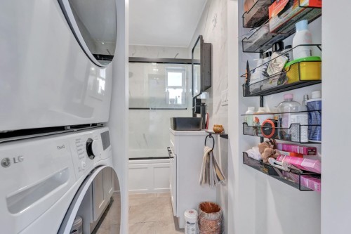 1075 Ruthina Avenue, North Vancouver, BC - Indoor Photo Showing Laundry Room