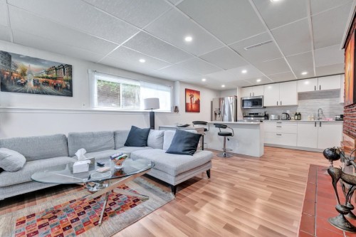 1075 Ruthina Avenue, North Vancouver, BC - Indoor Photo Showing Living Room