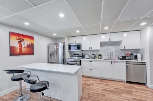 1075 Ruthina Avenue, North Vancouver, BC - Indoor Photo Showing Kitchen With Upgraded Kitchen
