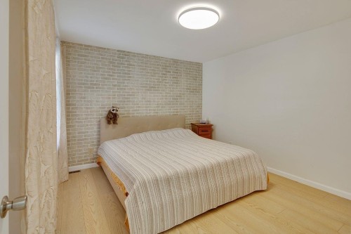 1840 Purcell Way, North Vancouver, BC - Indoor Photo Showing Bedroom