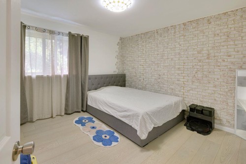 1840 Purcell Way, North Vancouver, BC - Indoor Photo Showing Bedroom