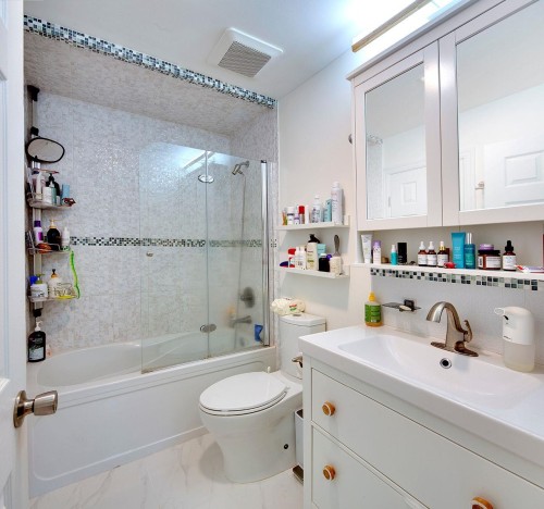 1840 Purcell Way, North Vancouver, BC - Indoor Photo Showing Bathroom