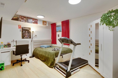 1840 Purcell Way, North Vancouver, BC - Indoor Photo Showing Bedroom