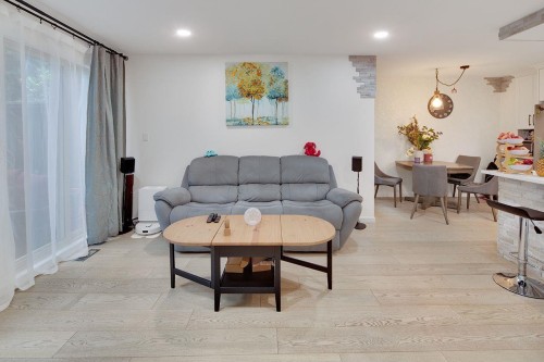 1840 Purcell Way, North Vancouver, BC - Indoor Photo Showing Living Room