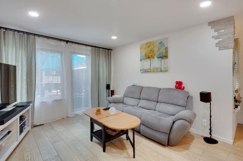 1840 Purcell Way, North Vancouver, BC - Indoor Photo Showing Living Room