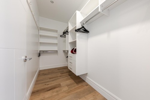 3559 48Th Avenue E, Vancouver, BC - Indoor With Storage