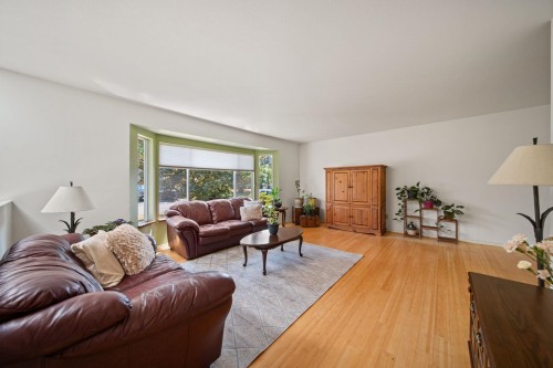 11791 229Th Street, Maple Ridge, BC - Indoor Photo Showing Living Room