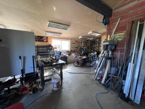 38940 Loggers Lane, Squamish, BC - Indoor Photo Showing Garage