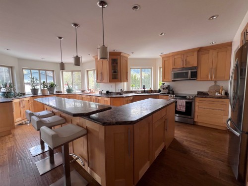 38940 Loggers Lane, Squamish, BC - Indoor Photo Showing Kitchen With Double Sink With Upgraded Kitchen