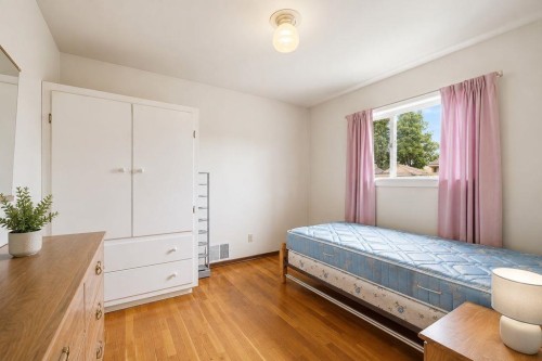 3126 Waverley Avenue, Vancouver, BC - Indoor Photo Showing Bedroom