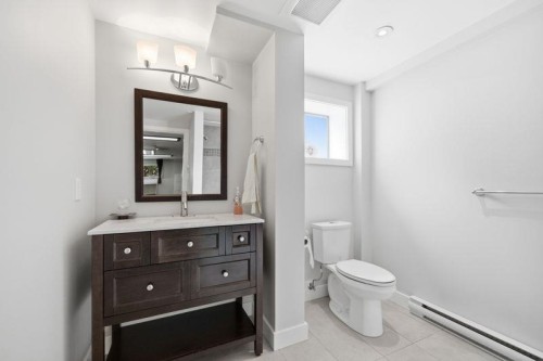 3126 Waverley Avenue, Vancouver, BC - Indoor Photo Showing Bathroom