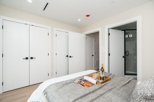 2826 Cheyenne Avenue, Vancouver, BC - Indoor Photo Showing Bedroom
