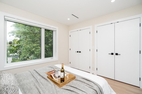 2826 Cheyenne Avenue, Vancouver, BC - Indoor Photo Showing Bedroom