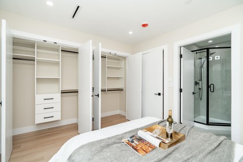 2826 Cheyenne Avenue, Vancouver, BC - Indoor Photo Showing Bedroom