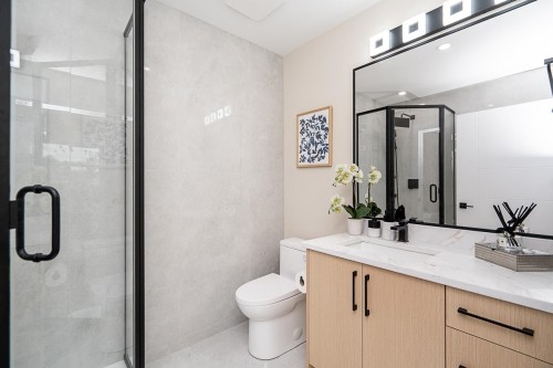 2826 Cheyenne Avenue, Vancouver, BC - Indoor Photo Showing Bathroom