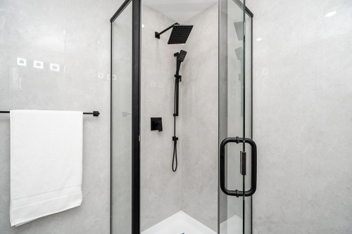2826 Cheyenne Avenue, Vancouver, BC - Indoor Photo Showing Bathroom