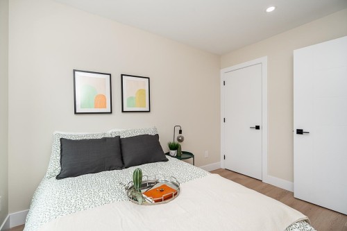 2826 Cheyenne Avenue, Vancouver, BC - Indoor Photo Showing Bedroom
