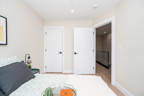 2826 Cheyenne Avenue, Vancouver, BC - Indoor Photo Showing Bedroom