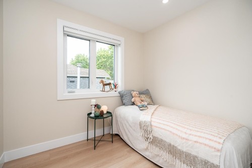 2826 Cheyenne Avenue, Vancouver, BC - Indoor Photo Showing Bedroom