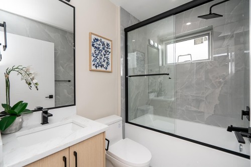 2826 Cheyenne Avenue, Vancouver, BC - Indoor Photo Showing Bathroom