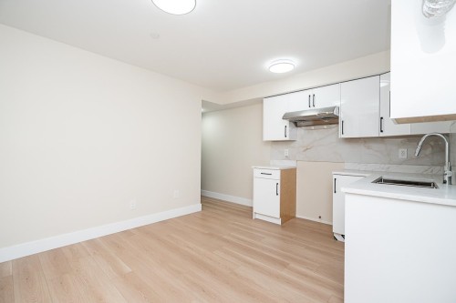 2826 Cheyenne Avenue, Vancouver, BC - Indoor Photo Showing Kitchen