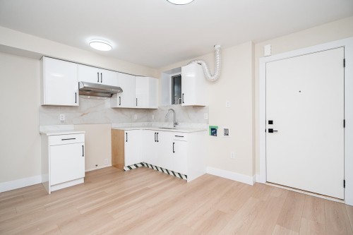 2826 Cheyenne Avenue, Vancouver, BC - Indoor Photo Showing Kitchen