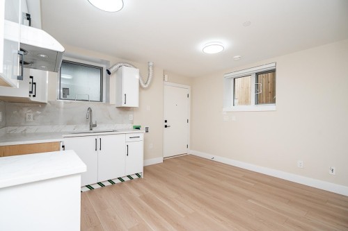 2826 Cheyenne Avenue, Vancouver, BC - Indoor Photo Showing Kitchen