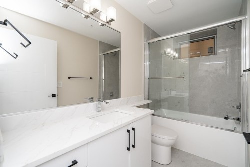 2826 Cheyenne Avenue, Vancouver, BC - Indoor Photo Showing Bathroom