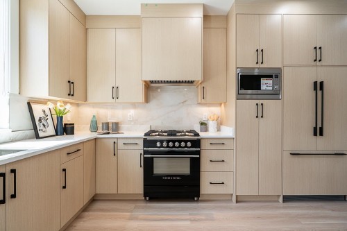 2826 Cheyenne Avenue, Vancouver, BC - Indoor Photo Showing Kitchen With Upgraded Kitchen